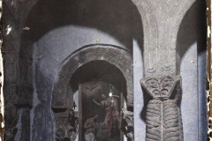 Espagne, Près Oviedo, Sta Maria de Noranco, un type des Chapiteaux et les arcs du fond de l'Eglise.