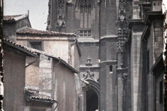Espagne, Oviedo, Le bas de la tour de la Cathédrale et le porche vu de côté.