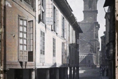 Espagne, Oviedo, La Calle del Fierro, et, dans le fond, la tour de S. Isodoro.