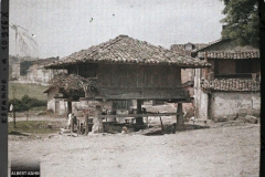 Espagne, Oviedo, Un vieux horreo du Pays Asturin à 4 pans pour les céréales (maïs surtout)