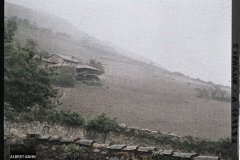 Espagne, Près Oviedo, Vue prise du porche de Sta Ma de Noranco s/ les maisons qui sont s/ l'emplact du Palais de Ramiero 1er IXe S.