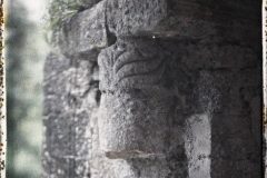 Espagne, Près Oviedo, Une des plus vieilles têtes de colonne du porche sans chapiteau à Sta Maria de N.
