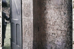 Espagne, Près Oviedo, San Miguel de Lillo, le montant gauche de la porte pris jusqu'en bas.