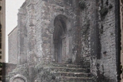 Espagne, Près Oviedo, Le petit porche et les 2 escaliers de Sta Maria de Noranco (IX eme S.)