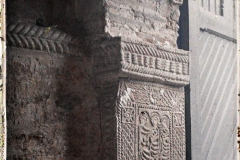 Espagne, Près Ovedio, San Miguel de Lillo, les sculptures de la porte montant droit de la porte.