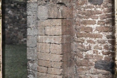 Espagne, Près Oviedo, Le bas des cannelures des Contrefords de S. Miguel de Lillo (IX eme S.)