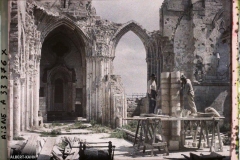 France, Vailly, Restauration de l'Eglise : Ouvriers italiens au travail