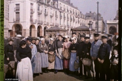 Groupe de personnes posant devant les arcades, Dieppe, Seine-Maritime, Normandie, France, 12 septembre 1920, (Autochrome, 9 x 12 cm), Georges Chevalier (?), Département des Hauts-de-Seine, musée Albert-Kahn, Archives de la Planète, A 72 379 X