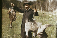 L'opérateur Stéphane Passet présentant le produit de sa chasse, Entre Kiakhta et Ourga, Transbaïkalie, Mongolie, juillet 1913, (Autochrome, 9 x 12 cm), Stéphane Passet, Département des Hauts-de-Seine, musée Albert-Kahn, Archives de la Planète, A 73 545 XS
