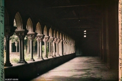 France, Moissac, L'ensemble du cloître et une colonnade intérieure