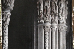 Espagne, Santiago de Compostela, L'un des piliers du narthex de la Cathédrale et sur la gauche le pilier Central