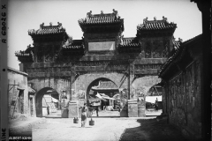 Shenlujie («rue de la Voie Sacrée»), extrémité nord, Pékin, Chine, 1912, (Positif sur verre noir et blanc, 9 x 12 cm), Stéphane Passet, Département des Hauts-de-Seine, musée Albert-Kahn, Archives de la Planète, A 69 026 X