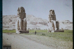 Colosses de Memnon, Thèbes, Egypte, Afrique, 14 ou 15 janvier 1914 (?), (Autochrome, 9 x 12 cm), Auguste Léon, Département des Hauts-de-Seine, musée Albert-Kahn, Archives de la Planète, A 71 310 X