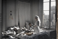 France, Moreuil, Intérieur d'ambulance avec grands blessés, Mmes Louis & Egot infirmières