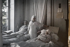 France, Moreuil, Intérieur d'ambulance avec grands blessés, Mmes Louis & Egot infirmières