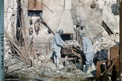 France, Reims, Soldat du Génie travaillant dans une forge détruite