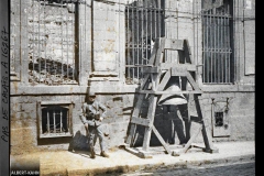 France, Arras, La Cloche pour l'alarme et un poilu devant la Séminaire rue Baudimont
