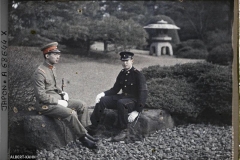 Résidence de la famille Kitashirakawa, le prince Chichibu (à gauche) et le jeune prince Kitashirakawa (Nagahisa) portant le deuil de l'empereur Yoshihito, décédé le 25 décembre 1926, Takanawa, quartier de Minami, arrondissement de Shiba, Tôkyô, Japon, janvier-février 1927, (Autochrome, 9 x 12 cm), Roger Dumas, Département des Hauts-de-Seine, musée Albert-Kahn, Archives de la Planète, A 68 644 X