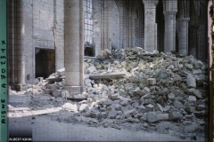 La cathédrale de Soissons, débris de la voûte , Soissons, Aisne, France, 30 mai 1917, (Autochrome, 9 x 12 cm), Fernand Cuville, Département des Hauts-de-Seine, musée Albert-Kahn, Archives de la Planète, A 70 231 S
