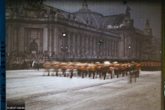 Les obsèques du maréchal Foch, défilé devant le Grand Palais, Paris (VIIIe arr.), France, 26 mars 1929, (Autochrome, 9 x 12 cm), Stéphane Passet (?), Département des Hauts-de-Seine, musée Albert-Kahn, Archives de la Planète, A 73 832 X