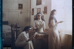 Trois infirmières de l'hôpital militaire installé au château de Vauxbin, dont Madame Andrieu (?), durant un moment de détente, Soissons, Aisne, France (?), juin 1917 (?), (Autochrome, 9 x 12 cm), Fernand Cuville (?), Département des Hauts-de-Seine, musée Albert-Kahn, Archives de la Planète, A 74 147