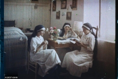 Trois infirmières de l'hôpital militaire installé au château de Vauxbin, dont Madame Andrieu (?), durant un moment de détente, Soissons, Aisne, France (?), juin 1917 (?), (Autochrome, 9 x 12 cm), Fernand Cuville (?), Département des Hauts-de-Seine, musée Albert-Kahn, Archives de la Planète, A 74 149