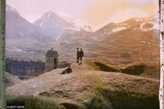 France, Mont Dauphin, La Coupure du Guil, Guillestre et la montagne de Combe Chaume. 3 Serbes au 1er plan le Col de Vars sur