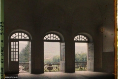 France, Cluny L'Abbaye, 1er Etage du Palais Abbatial les 3 baies avec leur balcon en fer forgé (de «frère Placide» ) et paysage avec maisons