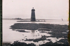 France, La Rochelle, La Digue de Richelieu à marée basse- Toute la partie noire et recouverte de moules que les bouchoteurs portent s/ les bouchots