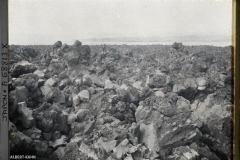 Le volcan Sakurajima, agrégat de lave, Environs de Sakurajima, Kagoshima, Japon, printemps 1927, (Autochrome, 9 x 12 cm), Roger Dumas, Département des Hauts-de-Seine, musée Albert-Kahn, Archives de la Planète, A 68 813 XS