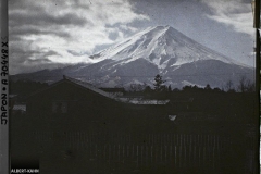Le Mont Fuji (Fuji-san), Fuji-Yoshida, Japon, hiver 1926-1927, (Autochrome, 9 x 12 cm), Roger Dumas, Département des Hauts-de-Seine, musée Albert-Kahn, Archives de la Planète, A 70 448 XS