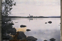 Lac de Svärdjö et église éponyme, Entre Gävle et Falun, Suède, 25 août 1910, (Autochrome, 9 x 12 cm), Auguste Léon, Département des Hauts-de-Seine, musée Albert-Kahn, Archives de la Planète, A 71 265 X