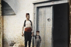 Bosnie, Konija, Types Serbes (voir le nez) qui sont Musulmans, notre guide et son petit devant une maison vert bleu
