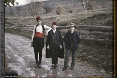 Bosnie, Višegrad, 3 Jeunes gens sur la route; les 2 à droite avec fez musulman, 3e à gauche avec chapeau Serbe