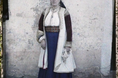 Monténégro, Cettigné, Une femme vêtue d'objets anciens (debout)