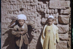 Egypte, Louksor, Deux enfants de Louksor, un musulman et un porteur d'eau Copte (costume jaune, musulman)