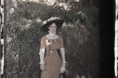 Jeune fille dans un jardin (celui d'une quinta, résidence de prestige, de Monte ?), Ile de Madère, Portugal, octobre 1909, (Autochrome, 12 x 9 cm), Auguste Léon (?), Département des Hauts-de-Seine, musée Albert-Kahn, Archives de la Planète, A 69 799 X