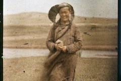 Une femme pauvre khalkha, Aux environs d'Ourga, Mongolie, juillet 1913, (Autochrome, 9 x 12 cm), Stéphane Passet, Département des Hauts-de-Seine, musée Albert-Kahn, Archives de la Planète, A 70 094 XS