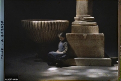 Petite fille au pied d'une vasque de la basilique San Zeno, Vérone, Italie, 16 mai 1918, (Autochrome, 9 x 12 cm), Fernand Cuville, Département des Hauts-de-Seine, musée Albert-Kahn, Archives de la Planète, A 71 243 X