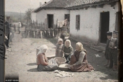 Serbie, Krouchewatz Environs, Sur la route de Krouchewatz, femmes égrenant le maïs (dernières maisons)