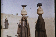 Egypte, Edfou, Femmes venant de puiser de l'eau dans le Nil