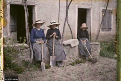 France, Nimes, Les 2 en rouge Nîmoises aux yeux bleus et l'autre brune aux yeux noirs