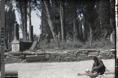 Turquie d'Asie, Scutari, Coin du Cimetière avec le bonhomme assis