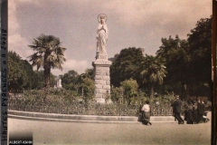 France, Lourdes, Les fidèles en prières devant la statue de la Vierge.