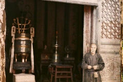 Yonghegong (« palais de l'Harmonie et de la Concorde » ), Pékin, Chine, 1912-1913, (Autochrome, 12 x 9 cm), 
Stéphane Passet, Département des Hauts-de-Seine, musée Albert-Kahn, Archives de la Planète, A 68 590 X