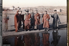 Un groupe de lamas près de l’entrée sud du Shar Ord (Palais jaune), Ourga, Mongolie, 24 juillet 1913, (Autochrome, 9 x 12 cm), 
Stéphane Passet, Département des Hauts-de-Seine, musée Albert-Kahn, Archives de la Planète, A 70 248 XS