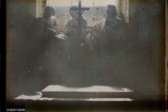 Groupe sculpté (descente de croix), Ménévillers, France, 21 octobre 1915, (Autochrome, 9 x 12 cm), 
Stéphane Passet, Département des Hauts-de-Seine, musée Albert-Kahn, Archives de la Planète, A 74 178