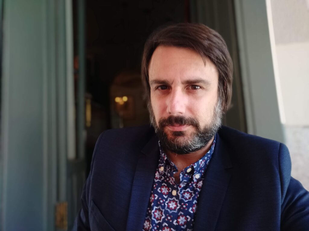 Daniel Bernabé presenta el libro "La distancia del presente" en el CBA.